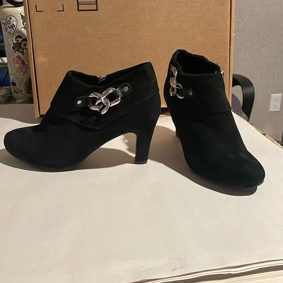 Celebrity Pink‎ Black faux suede heel booties with chain size 8.5 wide nwot - Picture 1 of 5